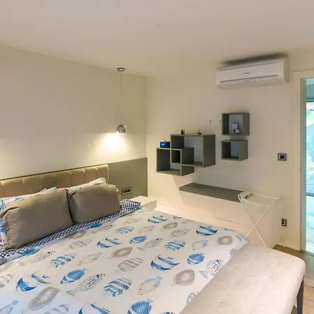 Sleeps 8 With Pool Air Con And Wifi * بيتيس