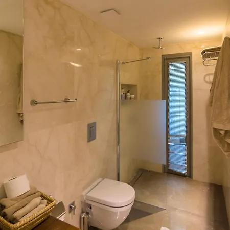 Sleeps 8 With Pool Air Con And Wifi فيلة